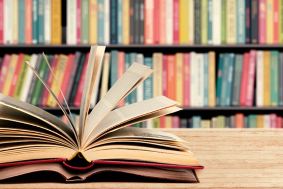 livro em destaque com biblioteca no fundo