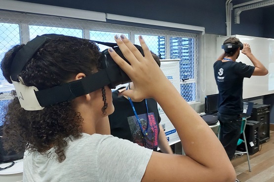 Menina com óculos de realidade virtual