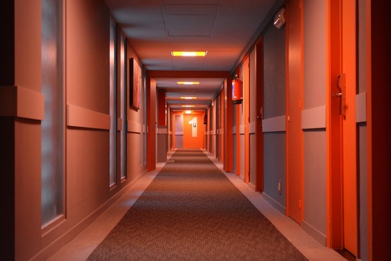Corredor longo de hotel