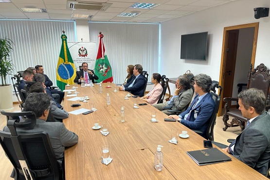 Presidente do TJSC recebendo visitantes