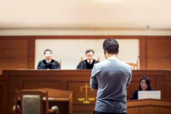 Homem advogando na frente de juiz