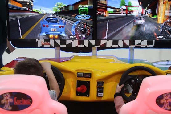 Crianças jogando jogos de fliperama