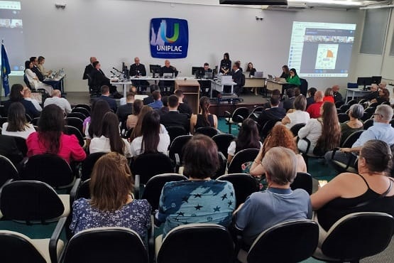 Estudantes assistindo à uma sessão extraordinária de julgamento
