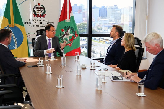 Desembargador Francisco Oliveira Neto em mesa de autoridades