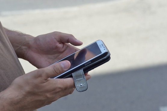 Pessoa segurando celular