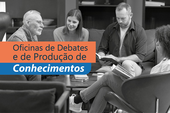A imagem mostra um cartaz de um evento chamado "Oficinas de Debates e de Produção de Conhecimentos". O cartaz tem uma faixa vertical colorida no lado esquerdo, com as palavras "Oficinas de Debates" em laranja e "e de Produção de Conhecimentos" em azul. No fundo, há uma foto em preto e branco de três pessoas sentadas, aparentemente em uma discussão ou reunião. Uma pessoa está segurando um caderno ou livro, e as outras duas estão olhando para ele.