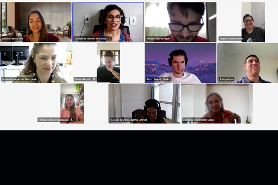 A imagem mostra uma conferência online onde 11 pessoas estão participando, sendo 8 mulheres e 3 homens. A imagem é dividida em quadrados, onde cada quadrado é de uma pessoa, com seu nome. Alguns deles usam fones de ouvido.