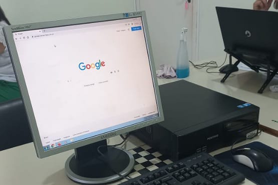 Computador antigo com o Google aberto