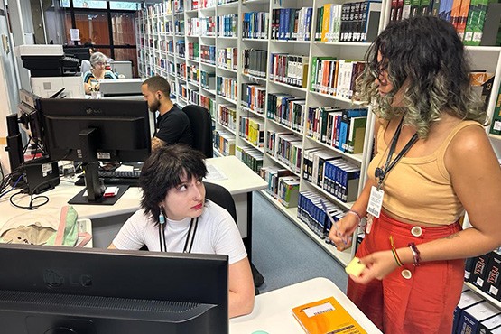 Servidoras na biblioteca do TJSC