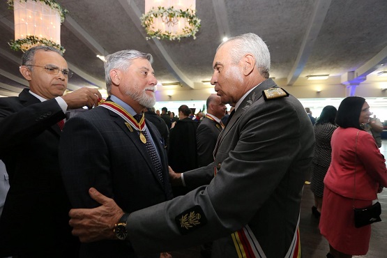 Homens de terno homenageados um de frente para o outro estão olhando-se nos olhos