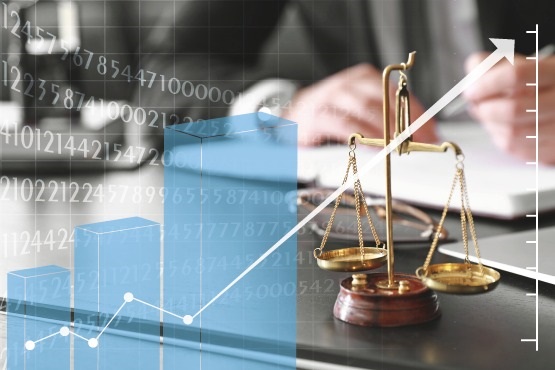 Gráfico de aumento de números sobrepondo imagem desfocada de um advogado ao lado de uma balança da justiça