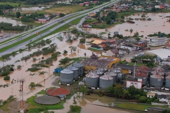 Foto aérea de cidade alagada pelas chuvas