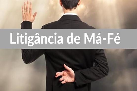 Em primeiro plano da imagem, uma faixa cinza escrito “Litigância de Má-Fé”. Ao fundo, um homem de costas cruzando os dedos da mão direita e levantando, em sinal de juramento, a mão esquerda.
