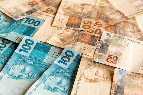 Foto ilustrativa com diversas notas de 50 reais e 100 reais.
