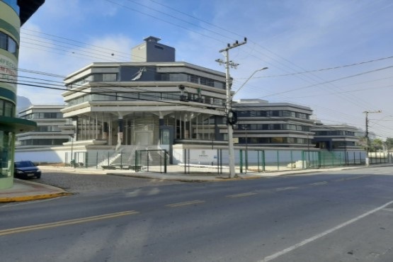 Fachada do fórum de Rio do Sul. A edificação é de três andares e da cor cinza.