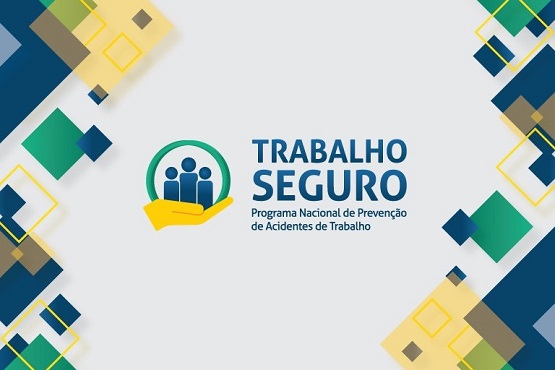 No centro da imagem há uma arte gráfica com o logotipo do programa Trabalho Seguro, que é composto por uma mão na cor amarela segurando três bonecos azuis escuros de diferentes tamanhos e protegidos por um círculo verde. Ao lado direito da logo está escrito em azul “Trabalho Seguro” em letras maiúsculas e, em um tamanho menor, “Programa Nacional de Prevenção de Acidentes de Trabalho”. O fundo é branco e as laterais possuem quadrados de vários tamanhos nas cores azul, amarelo e verde.