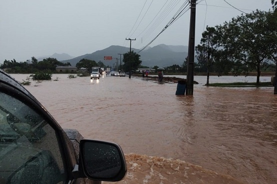 Imagem tirada da janela de um carro em meio a alagamento.