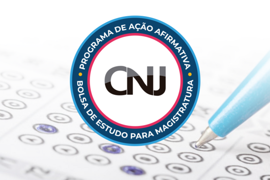 Logo do CNJ circulada com a frase “PROGRAMA DE AÇÃO AFIRMATIVA BOLSA DE ESTUDO PARA MAGISTRATURA” escrita em letras brancas em um círculo azul escuro. A imagem do fundo é de um gabarito de prova.