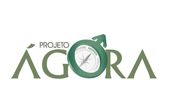 Logo do Projeto Ágora. Imagem composta pelo nome do projeto em letras maiúsculas e na cor verde musgo claro. A letra “O”, da palavra Ágora, é da cor verde musgo escuro e é em formato de bússola.