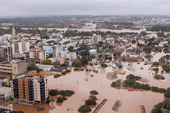 Foto tirada do alto e mostra uma cidade que está totalmente alagada.