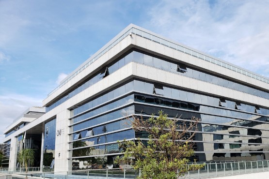 Foto da faixada do Conselho Nacional de Justiça (CNJ). Prédio de vidro e alvenaria.