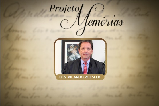 Arte gráfica com a foto, de um homem com toga e gravata ao centro da imagem e, na parte de cima está o titulo "Projeto Memórias".