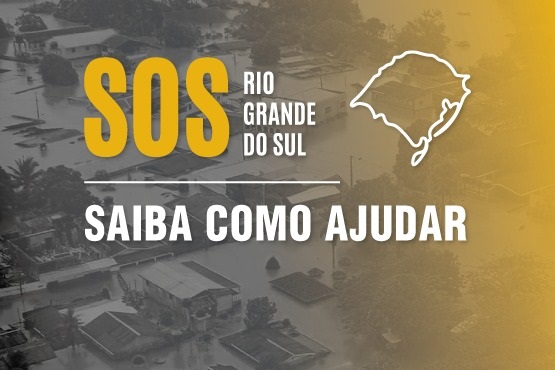 Arte gráfica da campanha de arrecadação de donativos para o Rio Grande do Sul. No meio da imagem está escrito bem grande e em amarelo “SOS” e, ao lado, “RIO GRANDE DO SUL” em letras menores e na cor branca e uma imagem do contorno do estado. Em baixo, separado por uma linha, está a frase “SAIBA COMO AJUDAR” em letras maiúsculas e na cor branca. A imagem de fundo é uma cidade alagada com um degradê amarelo na lateral direita.