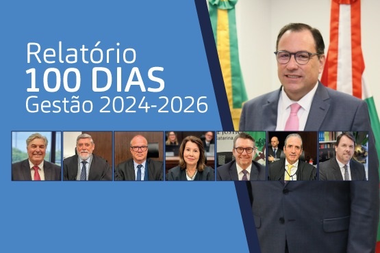 A imagem é um banner com fundo azul claro e contém o texto "Relatório 100 DIAS Gestão 2024-2026" no lado esquerdo. À direita, há a foto de um homem de terno cinza escuro, camisa branca e gravata rosa, usando óculos. Atrás dele, há bandeiras do Brasil e de Santa Catarina. Abaixo do texto e da foto principal, há uma faixa com fotos menores de sete pessoas, todas vestidas formalmente. Essas fotos são de outros membros da gestão.