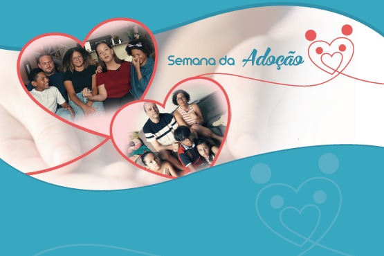 Arte Gráfica com o título "Semana da adoção" e duas fotos, no formato de coração, de duas famílias.  Ao fundo, as duas mãos de uma pessoa segurando um objeto em forma de coração