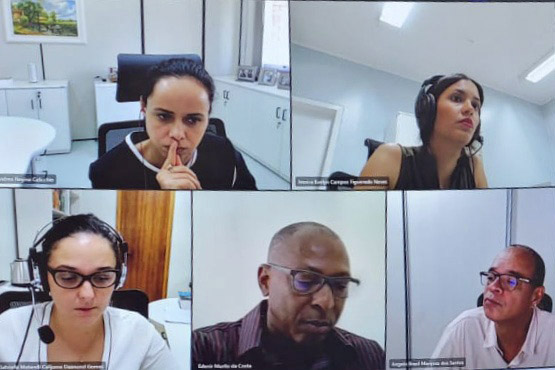 Captura de tela de uma reunião online, com 5 pessoas, sendo 2 homens e 3 mulheres.