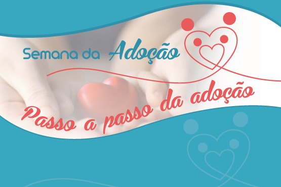 Arte Gráfica com o título "Semana da adoção" e a frase " Passo a passo da adoção". Ao fundo, as duas mãos de uma pessoa segurando um objeto em forma de coração.