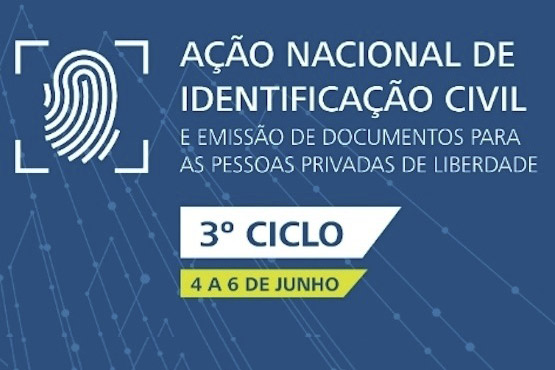 imagem mostra uma grade e, do outro lado dela alguns homens privados de liberdade.