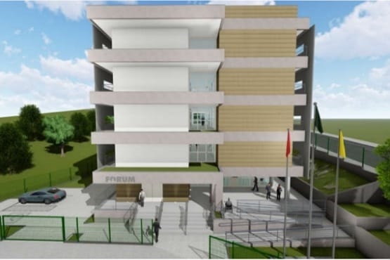 Projeto gráfico 3D de um prédio. A edificação possui três bandeiras hasteadas na frente, cinco andares e uma placa escrito fórum em letras maiúsculas próximo a entrada.