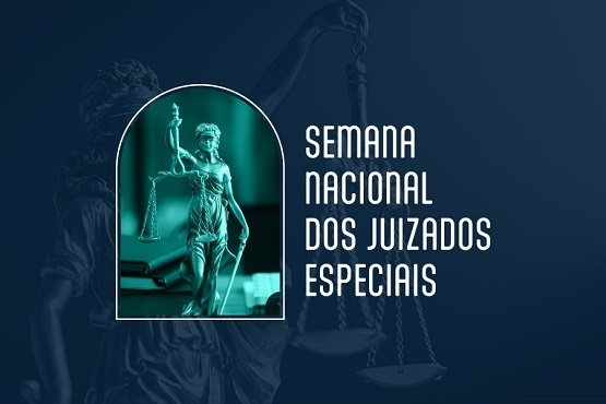 A imagem é um banner com fundo azul escuro. À esquerda, há uma ilustração da estátua da Justiça, que é uma figura feminina segurando uma balança em uma mão e uma espada na outra. A estátua está dentro de uma moldura em forma de arco e iluminada por uma luz verde-azulada. À direita da imagem, está escrito em letras brancas: "Semana Nacional dos Juizados Especiais".