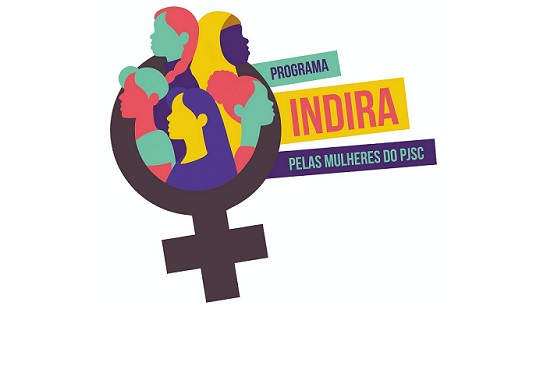 A imagem mostra um logotipo com o símbolo feminino, que é um círculo com uma cruz embaixo. Dentro do círculo, há várias silhuetas de perfis de mulheres em diferentes cores: verde, amarelo, roxo e vermelho. Ao lado do símbolo, há três faixas de cores diferentes com textos. A primeira faixa é verde e tem a palavra "PROGRAMA". A segunda faixa é amarela e tem a palavra "INDIRA" em letras maiúsculas. A terceira faixa é roxa e tem o texto "PELAS MULHERES DO PJSC".