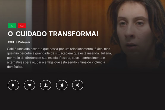 A imagem mostra informações sobre um filme ou documentário chamado "O Cuidado Transforma!". No topo da tela, há uma imagem de uma pessoa com cabelo castanho claro, pele clara e expressão séria. Abaixo da imagem, há um texto que diz:  "O CUIDADO TRANSFORMA! Gabi é uma adolescente que passa por um relacionamento tóxico, mas não percebe a gravidade da situação em que está inserida. Juliana, por meio da diretora de sua escola, Rosana, busca conhecimento e alternativas para ajudar a amiga, que está sendo vítima de violência doméstica."  No canto inferior esquerdo, há ícones indicando que o conteúdo está disponível em português e possui legendas (CC). No canto inferior direito, há ícones de controle, como play, coração, e outros botões de interação.