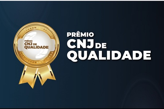 A imagem mostra um selo dourado e redondo redondo escrito "prêmio cnj de qualidade" dentro dele e fora a mesma escrita. O fundo é azul escuro, sem nenhum detalhe.