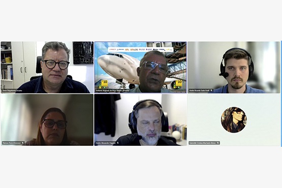 A imagem mostra uma captura da tela de um computador onde está acontecendo uma conferência online. 4 homens e 2 mulheres estão presentes.
