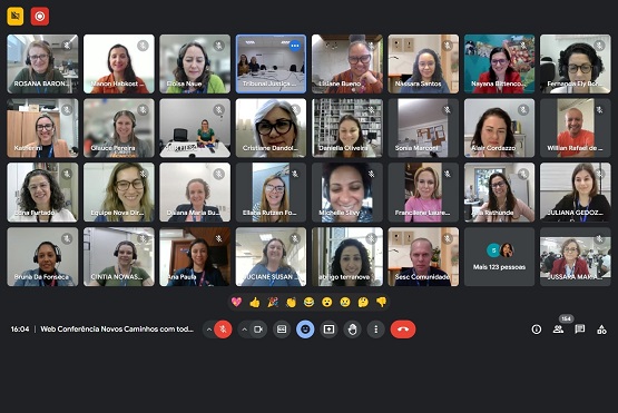 A imagem mostra uma captura de tela de uma videoconferência com várias pessoas. Há 35 participantes visíveis, cada um em sua própria janela de vídeo. A maioria das pessoas está sorrindo e olhando para a câmera. No canto inferior direito, há um ícone indicando que há mais 123 pessoas participando da conferência. Na parte inferior da tela, há uma barra de ferramentas com ícones para reações, microfone, câmera, compartilhamento de tela e outras funções. O título da conferência é "Web Conferência Novos Caminhos com todos….".