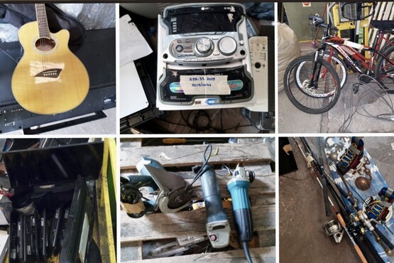 A imagem está dividida em seis partes, cada uma mostrando um item diferente:  1. No canto superior esquerdo, há um violão de cor amarela. 2. No canto superior direito, há uma bicicleta vermelha com detalhes brancos. 3. No centro superior, há um aparelho de som com um papel colado na frente. 4. No centro inferior, há duas ferramentas elétricas, uma azul e outra cinza. 5. No canto inferior esquerdo, há duas varas de pesca com molinetes. 6. No canto inferior direito, há uma imagem de algumas ferramentas pretas que não da pra identificar ao certo.