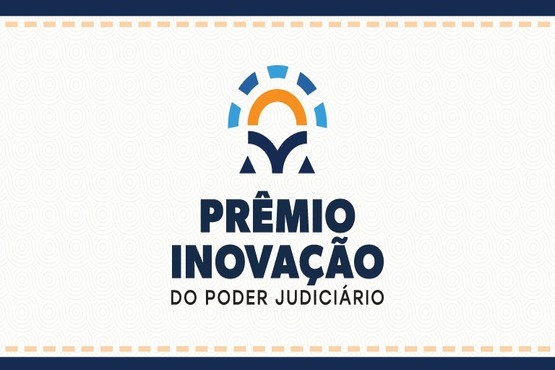 A imagem é um banner com o texto "Prêmio Inovação do Poder Judiciário". No topo, há um símbolo que parece uma combinação de um sol estilizado com raios azuis e laranja, e uma figura abstrata em azul que pode representar um livro aberto ou uma balança. O fundo é branco com um padrão sutil de círculos concêntricos, e há uma borda decorativa em azul e laranja na parte superior e inferior.