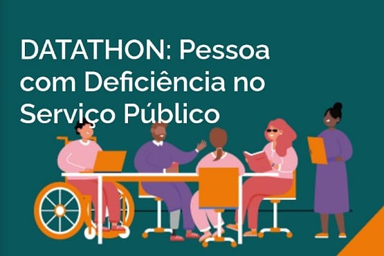 A imagem contém um fundo verde escuro com o texto "DATATHON: Pessoa com Deficiência no Serviço Público" escrito em branco no lado esquerdo. No lado direito, há uma ilustração de cinco pessoas sentadas ao redor de uma mesa. Uma das pessoas está em uma cadeira de rodas, outra está usando óculos escuros e segurando um livro, e uma terceira pessoa está em pé segurando uma prancheta. As pessoas estão interagindo de forma amigável, sugerindo um ambiente colaborativo.