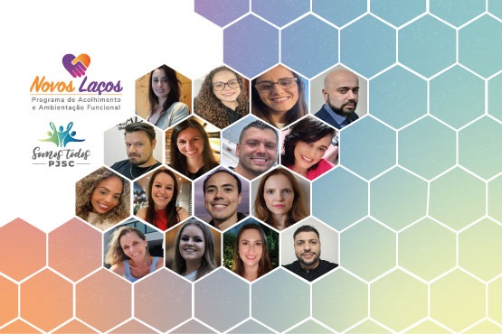 A imagem mostra um conjunto de fotos de pessoas dispostas em um padrão de colmeia, com cada foto dentro de um hexágono. As fotos são de rostos de várias pessoas, possivelmente membros de uma equipe ou participantes de um programa. No centro superior, há dois logotipos. O primeiro é do "Poder Judiciário de Santa Catarina" e o segundo é do "Novos Laços".