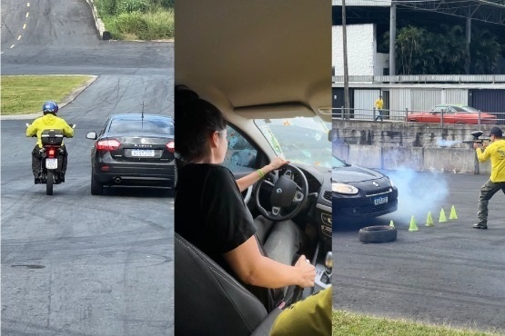 A imagem está dividida em três partes verticais, mostrando diferentes cenas relacionadas a direção de veículos. Na primeira parte, à esquerda, há uma motocicleta e um carro preto em uma pista de asfalto. A motocicleta está ao lado do carro, e ambos estão se movendo na mesma direção. O motociclista está usando um capacete azul e uma jaqueta amarela. Na parte do meio, há uma pessoa dirigindo um carro. A foto é tirada de dentro do veículo, mostrando a motorista de perfil, com a mão esquerda no volante e a mão direita no câmbio de marchas. A pessoa está usando uma camiseta preta. Na terceira parte, à direita, há um carro preto em uma pista de asfalto com cones verdes ao lado. Um instrutor, vestindo uma jaqueta amarela e calça verde militar, está de frente para o lado do carro, segurando uma arma de paintball. Há fumaça saindo do carro, sugerindo que ele está realizando uma manobra ou teste.