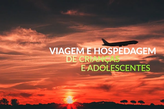 A imagem mostra um pôr do sol com tons de laranja e vermelho no céu. No centro da imagem, há um avião em silhueta voando. Sobreposto à imagem, há um texto escrito em letras grandes e coloridas. O texto diz:  "VIAGEM E HOSPEDAGEM DE CRIANÇAS E ADOLESCENTES"  O texto está dividido em três linhas, com "VIAGEM E HOSPEDAGEM" em branco, "DE CRIANÇAS" em verde, e "E ADOLESCENTES" em laranja.