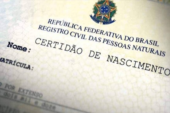 A imagem mostra uma Certidão de Nascimento do Brasil. No topo, está escrito "REPÚBLICA FEDERATIVA DO BRASIL" e "REGISTRO CIVIL DAS PESSOAS NATURAIS". Abaixo, está o título "CERTIDÃO DE NASCIMENTO". No canto superior direito, há um brasão do Brasil. No lado esquerdo, há campos para "Nome" e "Matrícula", mas não estão preenchidos. A imagem parece ser parte de um documento oficial.