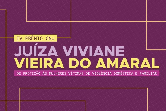 A imagem é um cartaz com fundo roxo e detalhes em amarelo. No centro, está escrito em letras grandes e coloridas: IV PRÊMIO CNJ JUÍZA VIVIANE VIEIRA DO AMARAL. Abaixo, em letras menores, está escrito: DE PROTEÇÃO ÀS MULHERES VÍTIMAS DE VIOLÊNCIA DOMÉSTICA E FAMILIAR.