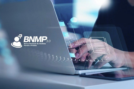 A imagem mostra uma pessoa digitando em um laptop. Sobre a imagem, há um logotipo no lado esquerdo com o texto "BNMP 3.0" e "Banco Nacional de Medidas Penais e Prisões". O logotipo inclui um ícone de uma pessoa estilizada com um círculo ao redor da cabeça. A imagem também tem elementos gráficos transparentes que parecem representar documentos digitais flutuando sobre o teclado do laptop. A cena sugere um ambiente tecnológico e digital.