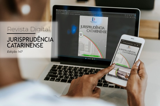 A imagem mostra uma pessoa segurando um celular e olhando para a tela de um laptop. Ambos os dispositivos exibem a capa de uma revista digital chamada "Jurisprudência Catarinense", edição 147. No lado esquerdo da imagem, há um texto que diz "Revista Digital JURISPRUDÊNCIA CATARINENSE Edição 147". A capa da revista tem um design com linhas curvas coloridas e uma imagem de um edifício ao fundo.