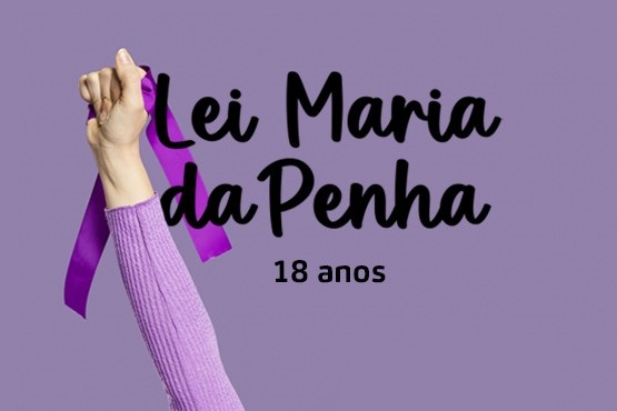 A imagem tem um fundo roxo e mostra um braço levantado com a mão fechada, segurando uma fita roxa. O braço está vestido com uma blusa de manga comprida roxa. Ao lado do braço, está escrito "Lei Maria da Penha" em letras pretas e "18 anos" em letras menores logo abaixo.
